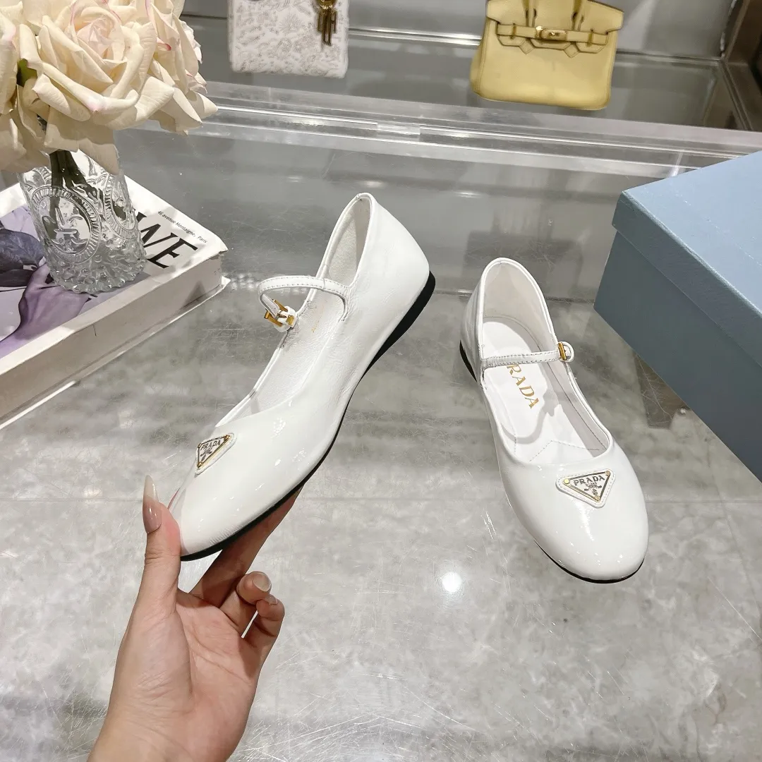 👟👟Ex-factory price 440👟👟 🔥🔥✨Prada/Prada 2024ss spring and summer new products are now available🌟 Mary Jane flat ballet shoes Soft and comfortable, recommended by major bloggers in Little Red Book, proper college style ➕Commuting 1-1 development Round-head golden triangle button Fabric: patent leather, sheepskin, silk fabric Sheepskin lining code number: 35 to 40 (41 is custom-made and cannot be returned or exchanged)
